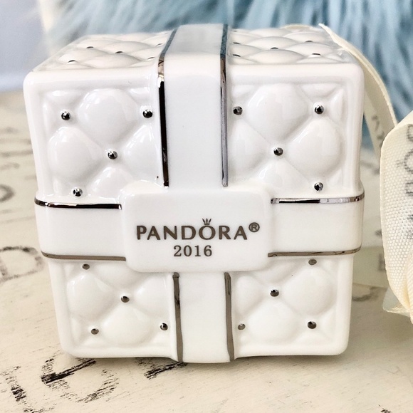 PANDORA, 2016, Porcelain, White And Silver, Quilted, Christmas Present, Ornament - Picture 4 of 16